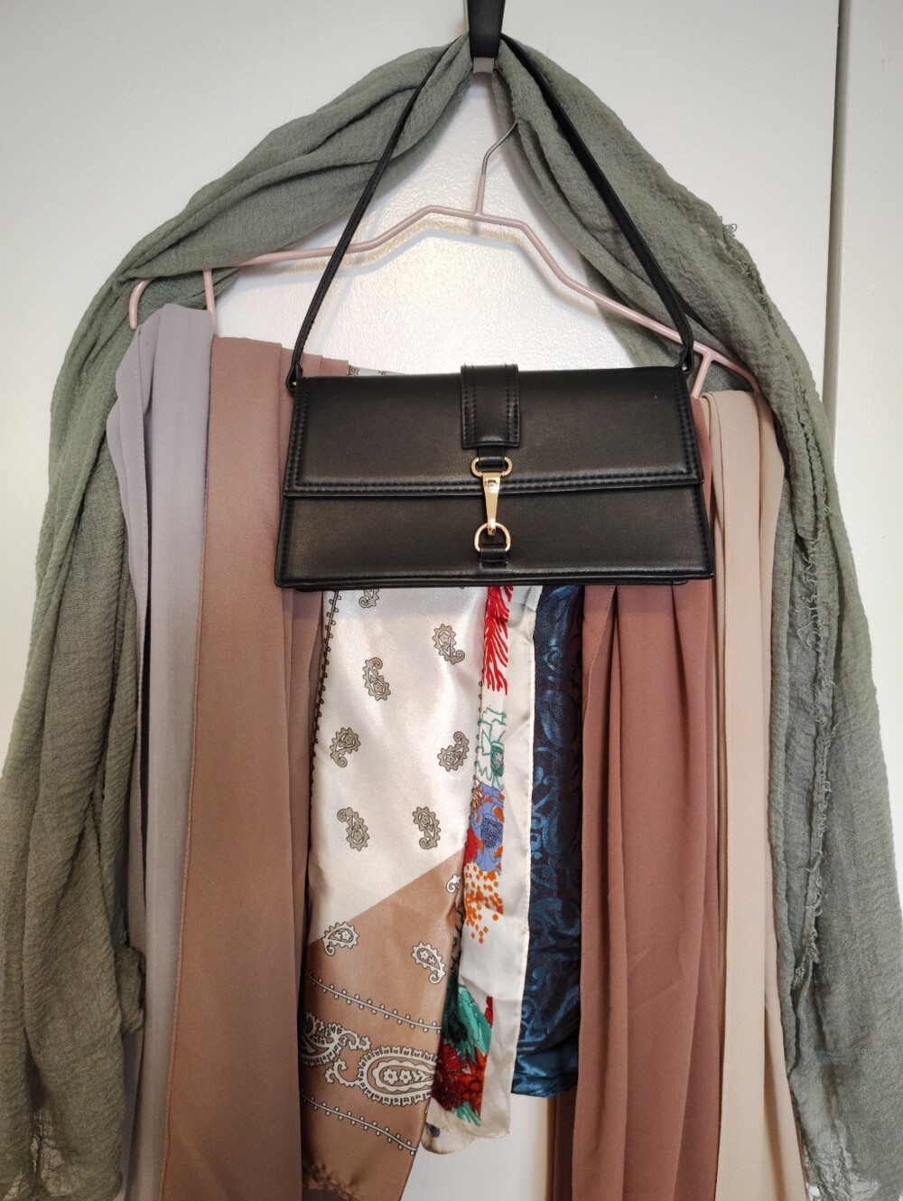 Hot Deal ๐ฅ Womenโs Scarf & Handbag Bundle โ $10!